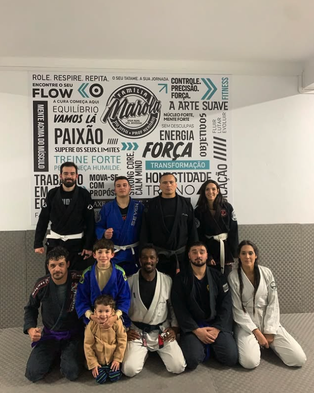 Equipa Família Marola Jiu-Jitsu reunida no centro