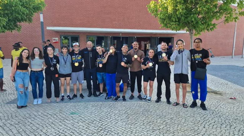 Equipa de competição BJJ com medalhas conquistadas