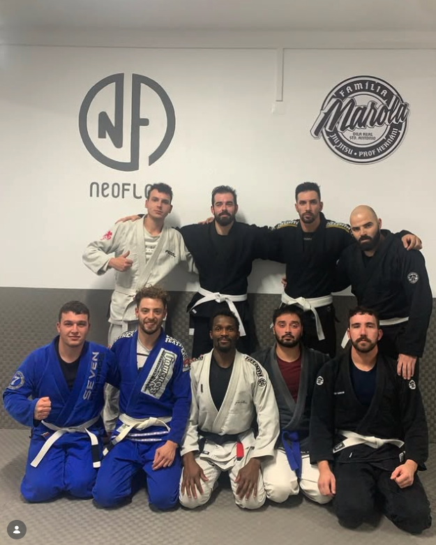 Equipa de Jiu-Jitsu adultos reunida no centro NeoFlow