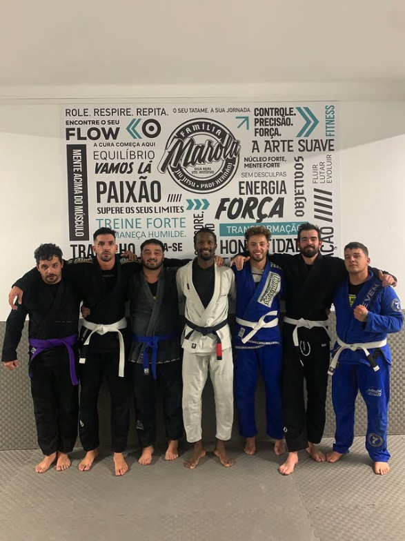 Equipa masculina de Jiu-Jitsu em kimono