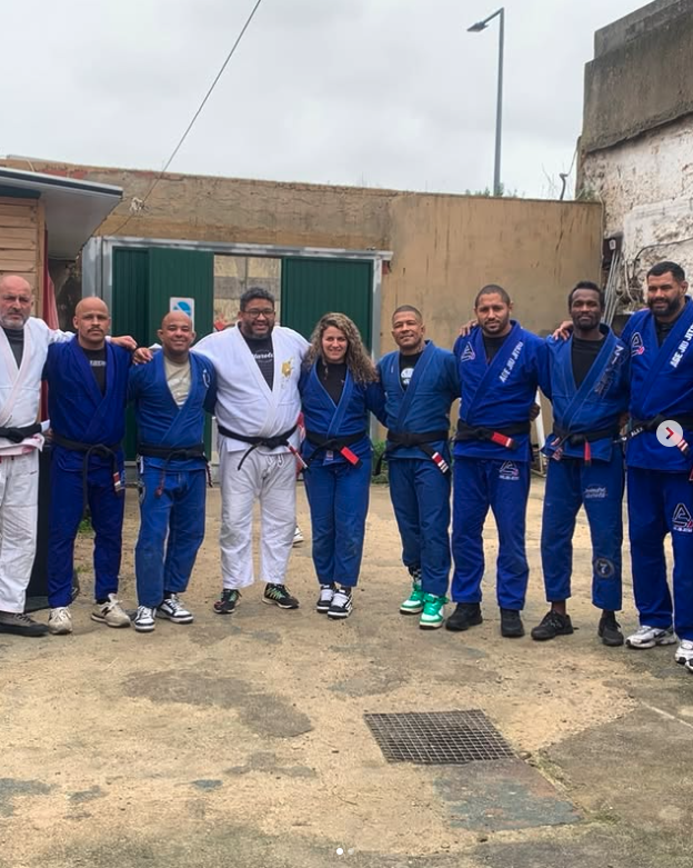 Equipa de faixas pretas reunida após treino