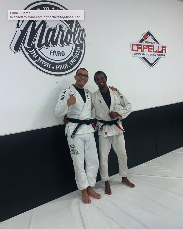 Instrutores de faixa preta em kimono branco