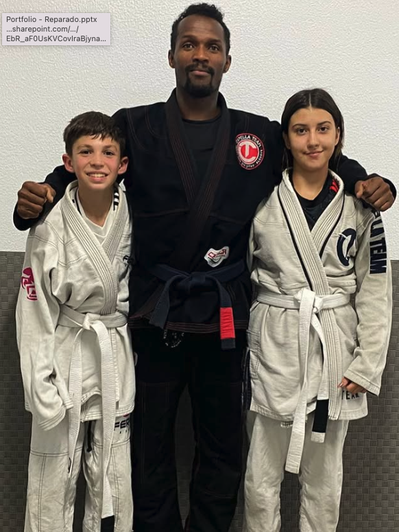 Professor com jovens alunos de Jiu-Jitsu