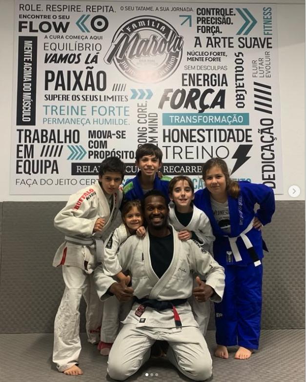Professor e pequenos atletas de Jiu-Jitsu Kids