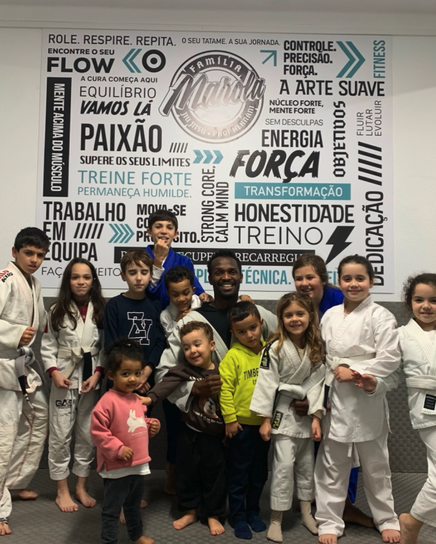 Turma de Jiu-Jitsu Kids com o professor