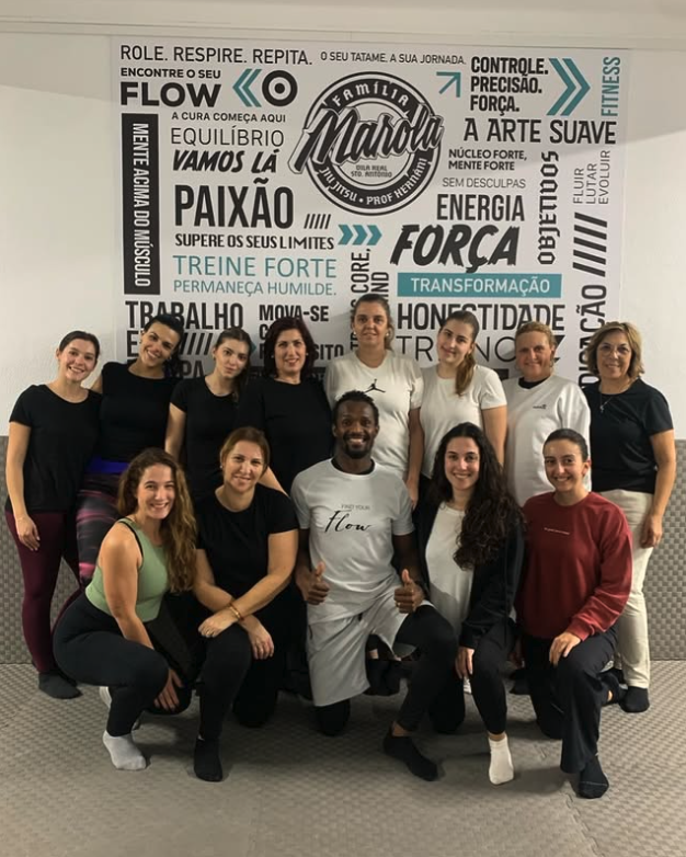 Grupo de fitness feminino no centro NeoFlow
