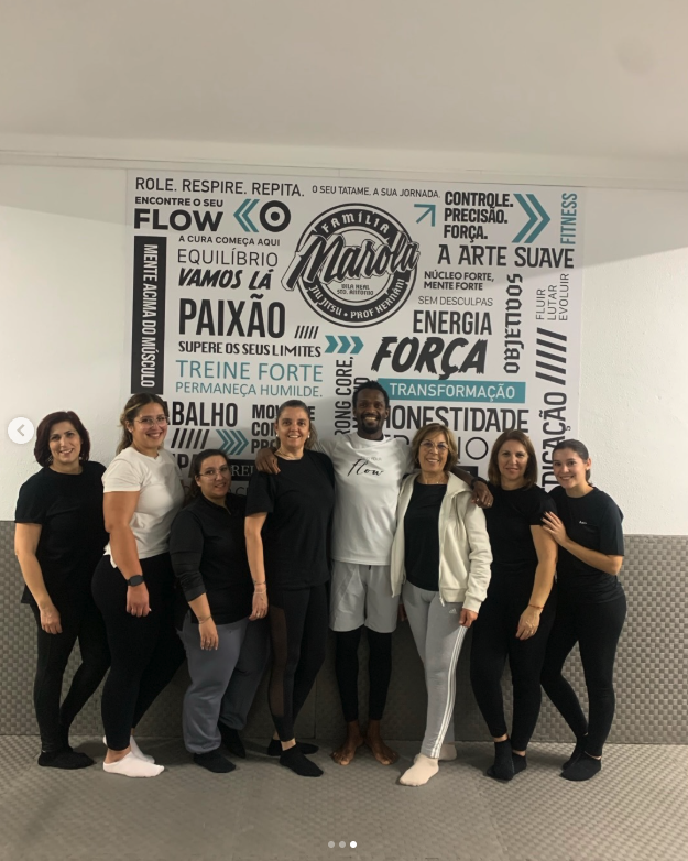 Turma feminina de fitness com instrutor Find Your Flow